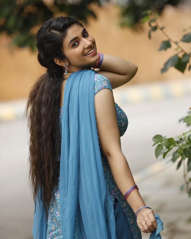 actress-pragya-nagra-looking-cute-dress